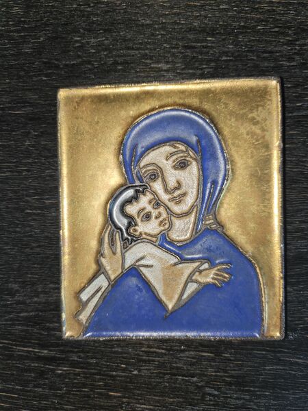 Datei:0000 Relief Madonna MutterKind KarlsruherMajolika LFG.jpeg