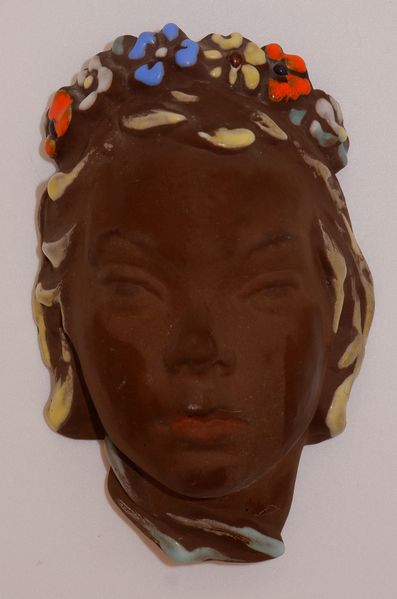 Datei:6560 KarlsruherMajolika Maske Frau mit Blumenkranz LFG.JPG
