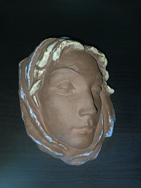 Datei:KarlsruherMajolika Maske Frau mit Kopftuch LFG.jpg