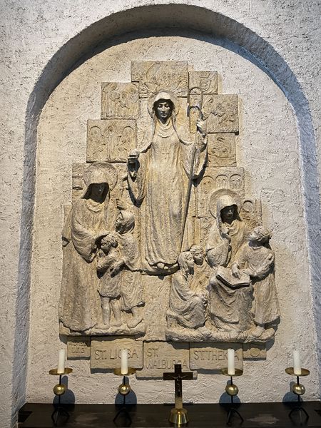 Datei:Altar Walburga Lioba Thekla Abtei Münsterschwarzach LFG.jpg