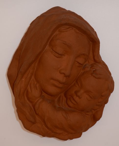 Datei:6557 Relief Madonna mit Kind KarlsruherMajolika LFG.jpg
