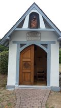 Friedhofskapelle Schloßborn Giebel mit Pieta LFG.jpg